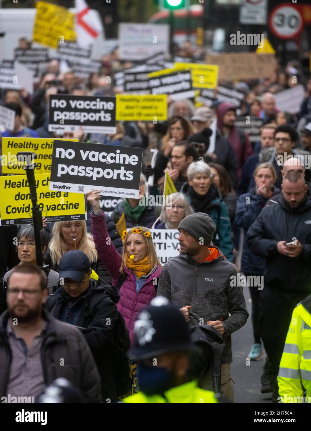 Londra, Regno Unito. 20 Nov 2021. Migliaia di persone che si oppongono al vaccino si dimostrano nel centro di Londra. Sono fermamente convinti che bambini e adulti non debbano essere costretti a vaccinarsi. L'Austria ha appena annunciato di avere un blocco nazionale a partire da martedì. Credit: Mark Thomas/Alamy Live News Foto Stock