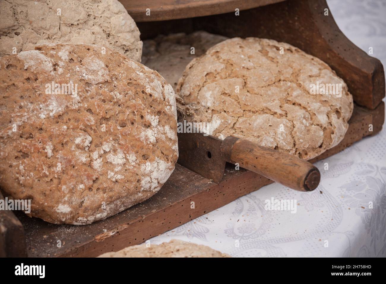 Pane tradizionale alla farina di Rye cucinato in loco durante la festa della Festa della Mela in Val Isarco, Dolomiti Foto Stock