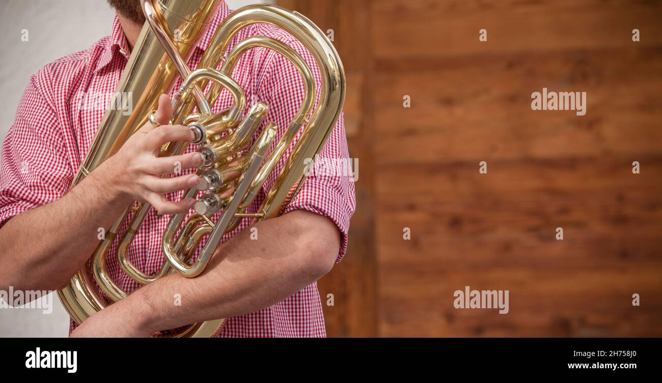 Musicista in costume tipico durante una celebrazione locale di autunno in Val Isarco ( Tirolo del Sud ) Foto Stock