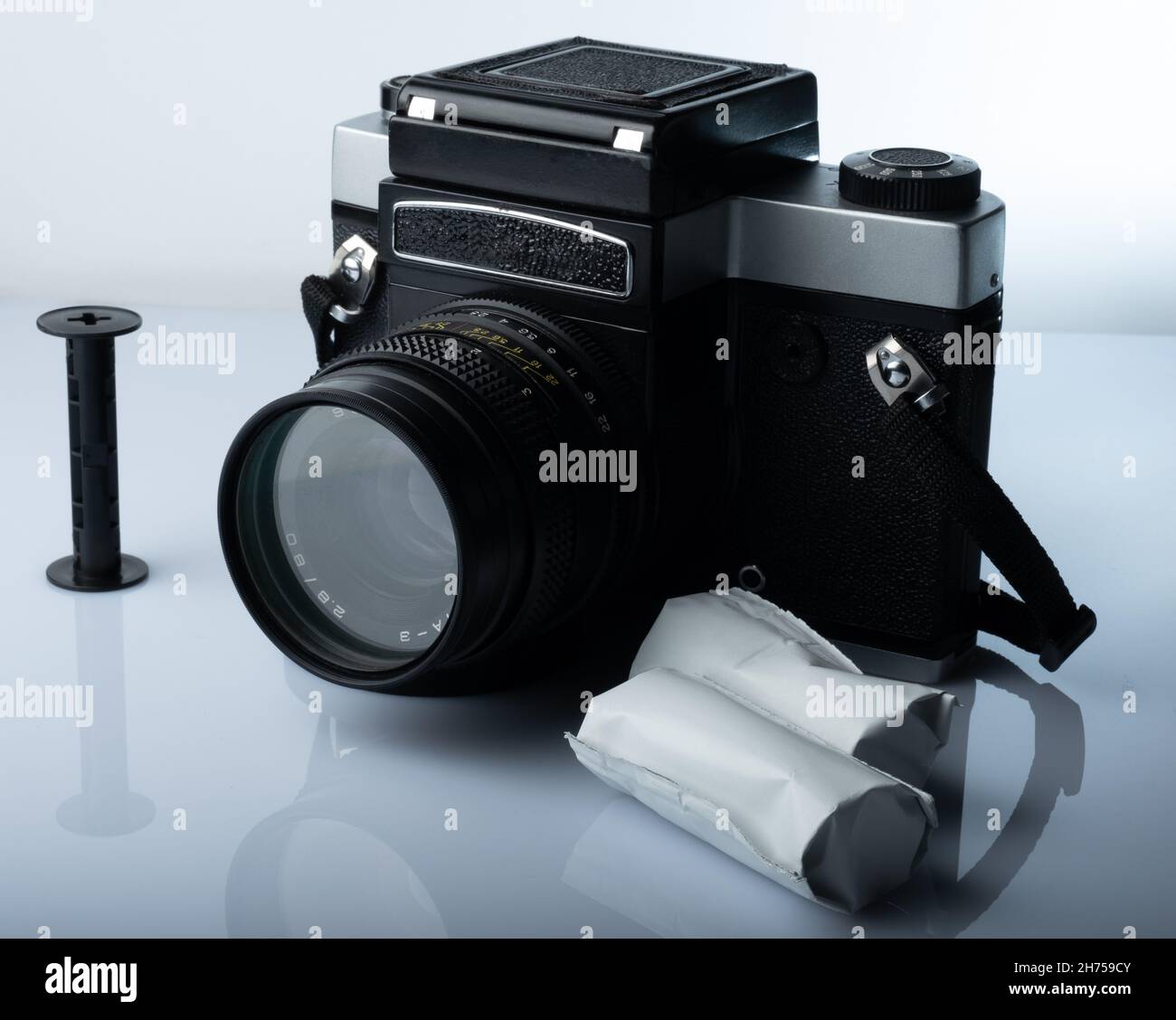 Helsinki / Finlandia - 20 NOVEMBRE 2021: Primo piano di una macchina fotografica vintage di medio formato su sfondo bianco. Foto Stock