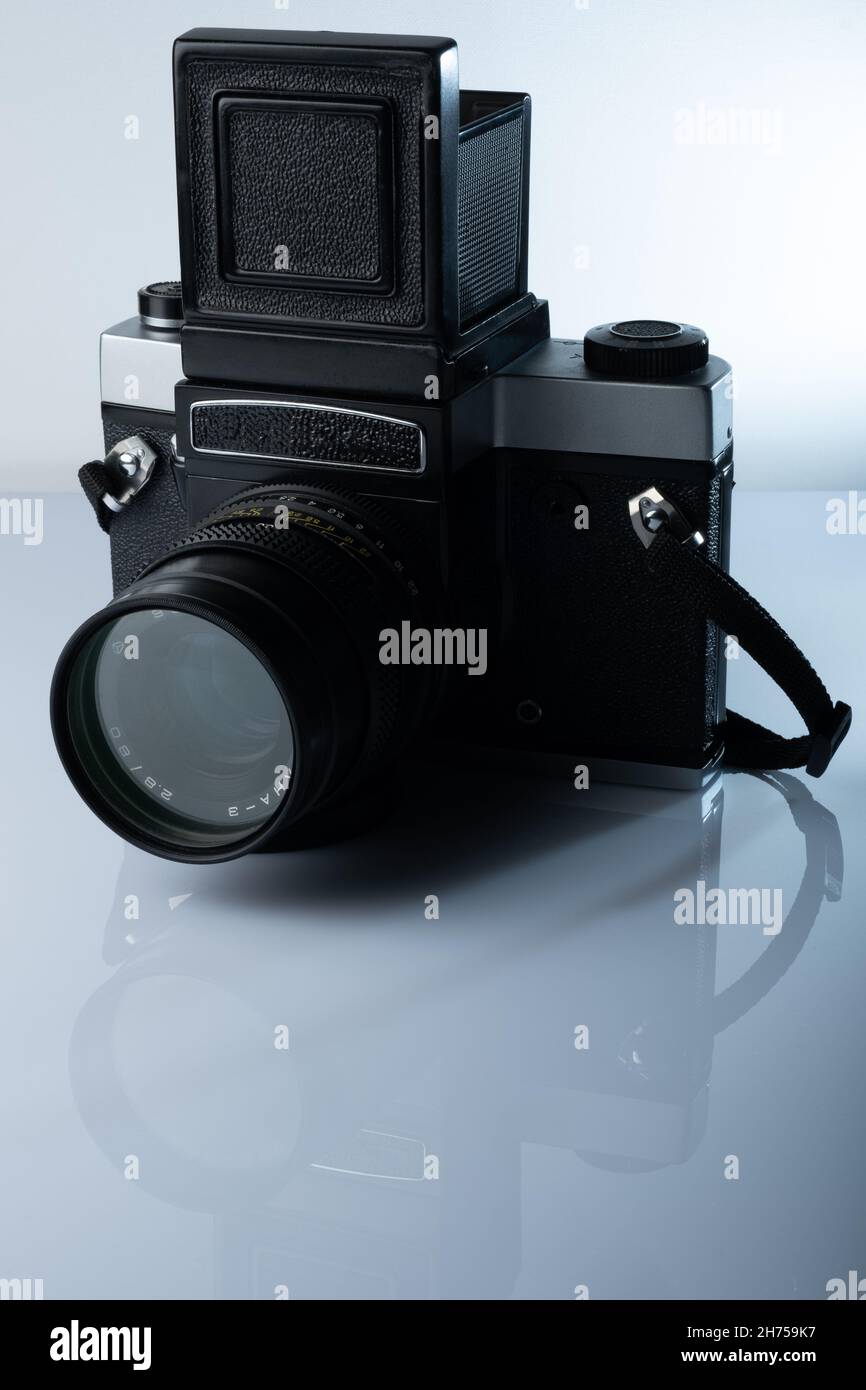 Helsinki / Finlandia - 20 NOVEMBRE 2021: Primo piano di una macchina fotografica vintage di medio formato su sfondo bianco. Foto Stock
