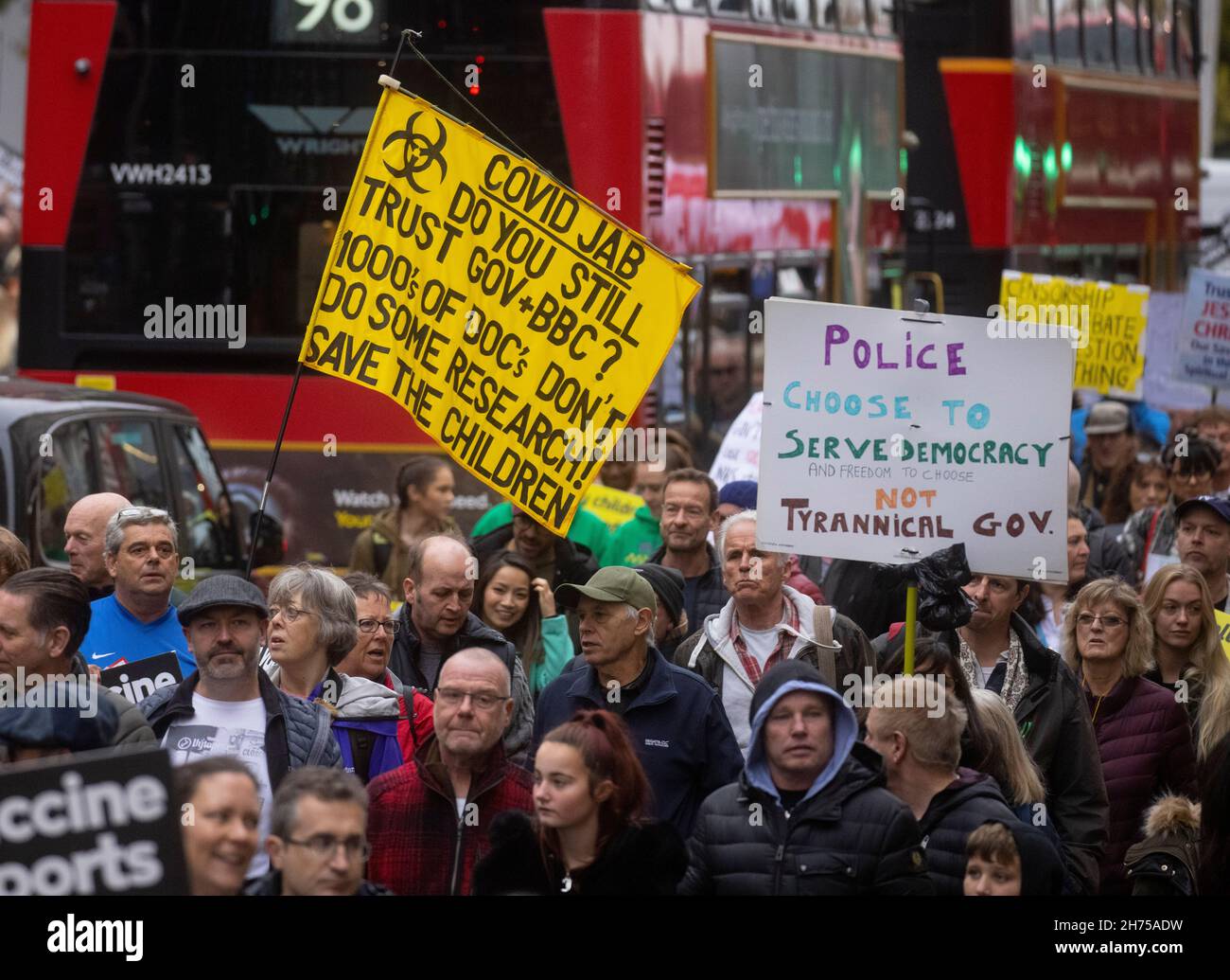 Londra, Regno Unito. 20 Nov 2021. Migliaia di persone che si oppongono al vaccino si dimostrano nel centro di Londra. Sono fermamente convinti che bambini e adulti non debbano essere costretti a vaccinarsi. L'Austria ha appena annunciato di avere un blocco nazionale a partire da martedì. Credit: Mark Thomas/Alamy Live News Foto Stock