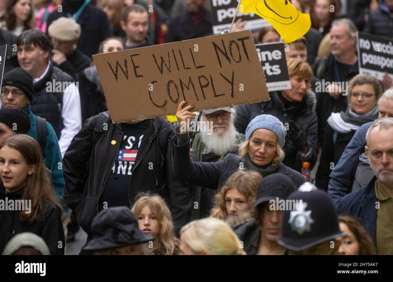 Londra, Regno Unito. 20 Nov 2021. Migliaia di persone che si oppongono al vaccino si dimostrano nel centro di Londra. Sono fermamente convinti che bambini e adulti non debbano essere costretti a vaccinarsi. L'Austria ha appena annunciato di avere un blocco nazionale a partire da martedì. Credit: Mark Thomas/Alamy Live News Foto Stock