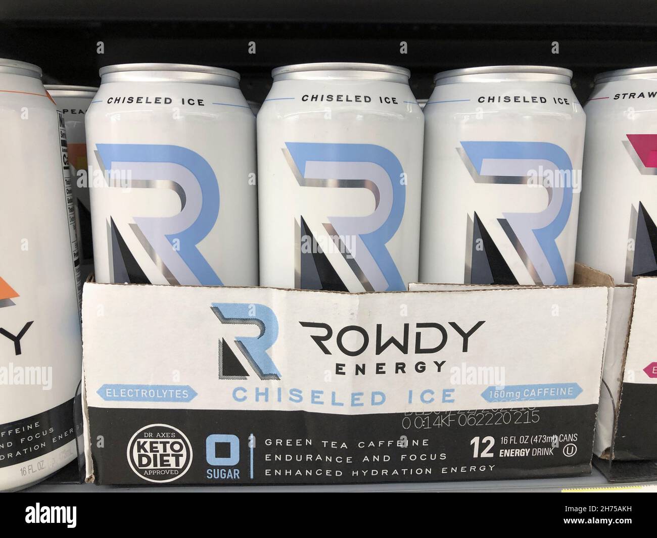 Indianapolis - circa Novembre 2021: Esposizione di bevanda di energia di Rowdy. Rowdy Energy è di proprietà del driver NASCAR Kyle Busch e offre bevande a basso contenuto di zucchero Foto Stock