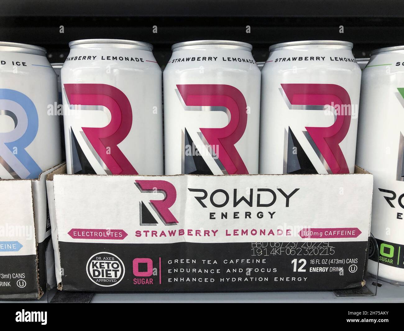 Indianapolis - circa Novembre 2021: Esposizione di bevanda di energia di Rowdy. Rowdy Energy è di proprietà del driver NASCAR Kyle Busch e offre bevande a basso contenuto di zucchero Foto Stock