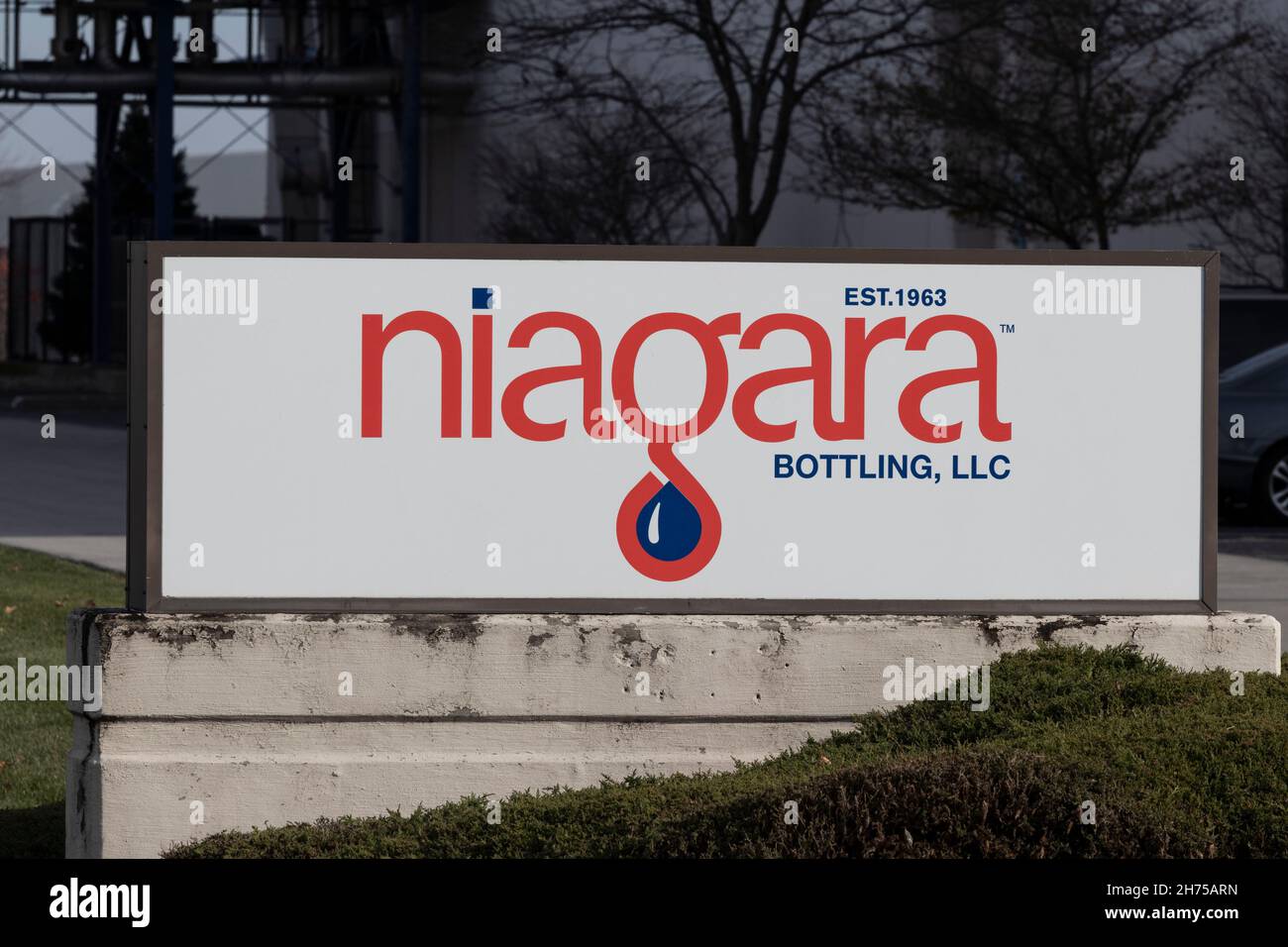 Plainfield - Circa Novembre 2021: Impianto di imbottigliamento delle acque del Niagara. Niagara Bottling ha sede in California, ma ha impianti di imbottigliamento in tutti gli Stati Uniti. Foto Stock