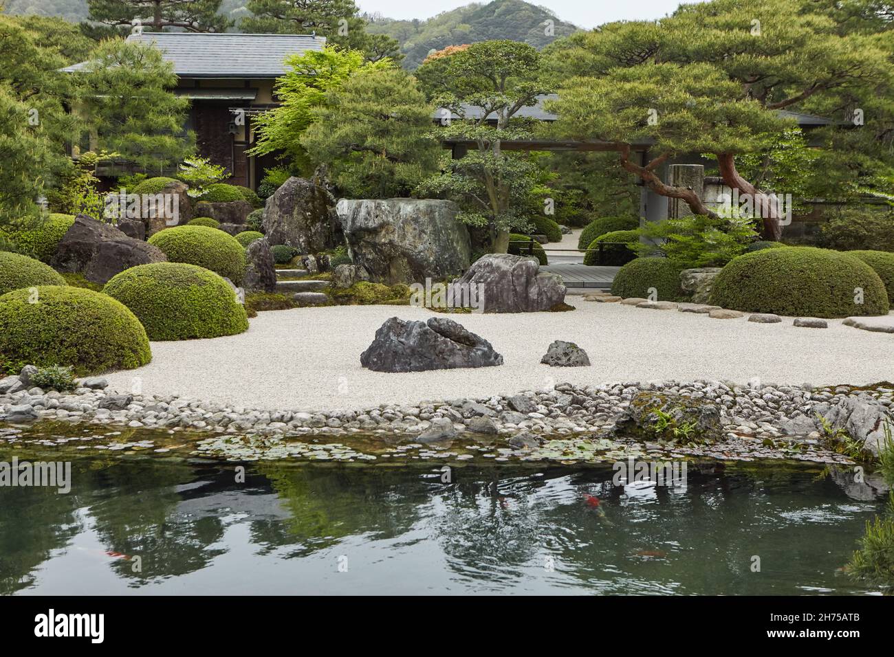 SHIMANE, GIAPPONE Aprile 2018 : Giardino Giapponese del Museo Adachi. Questo giardino Giapponese e' considerato il miglior giardino Giapponese al mondo. Foto Stock