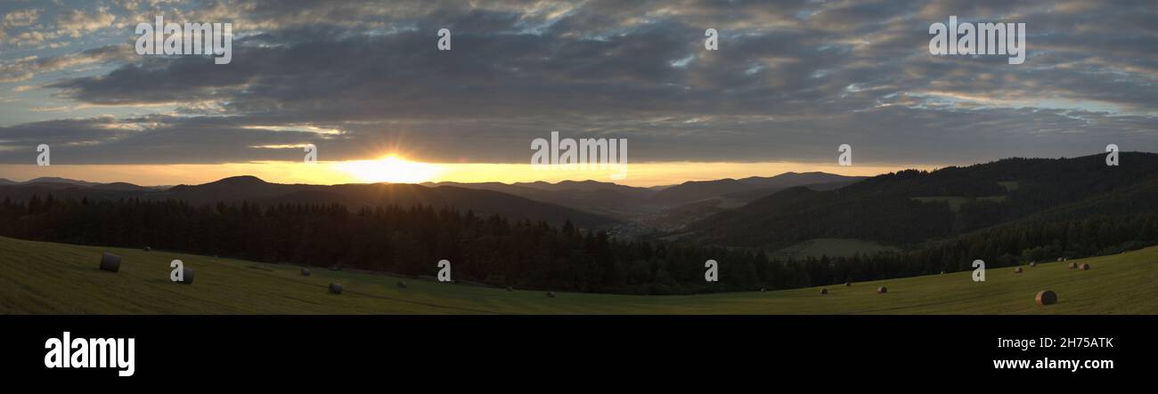 una vecchia cappella in legno nel mezzo di un prato, sotto le montagne, campi a cascata, inverno, neve, come nei vecchi tempi, un luogo abbandonato, un luogo per Foto Stock