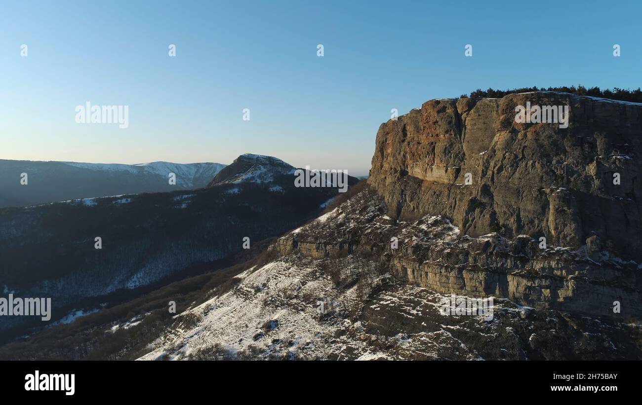 Antenna di neve inaccessibile e altissime cime delle montagne nella parte nord-orientale d'Italia in una giornata di sole invernale. Bellezza del nat selvaggio europeo Foto Stock