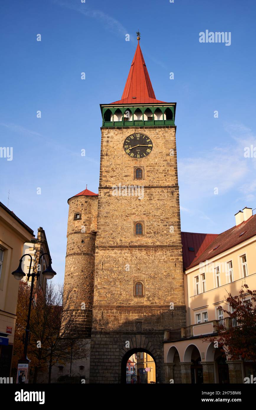 JICIN, REPUBBLICA CECA - 31 OTTOBRE 2021: Valdicka brana o la porta Valdice a Valdstejnovo namesti o Wallenstein Square Foto Stock