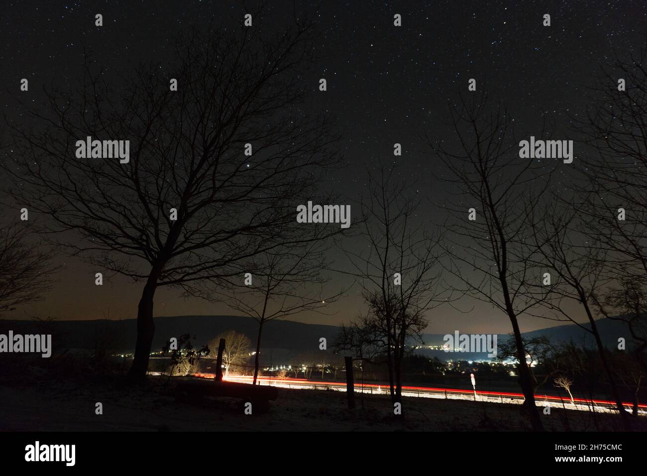 Cielo notturno in inverno, con stelle e strisce luminose auto, bassa Sassonia, Germania Foto Stock