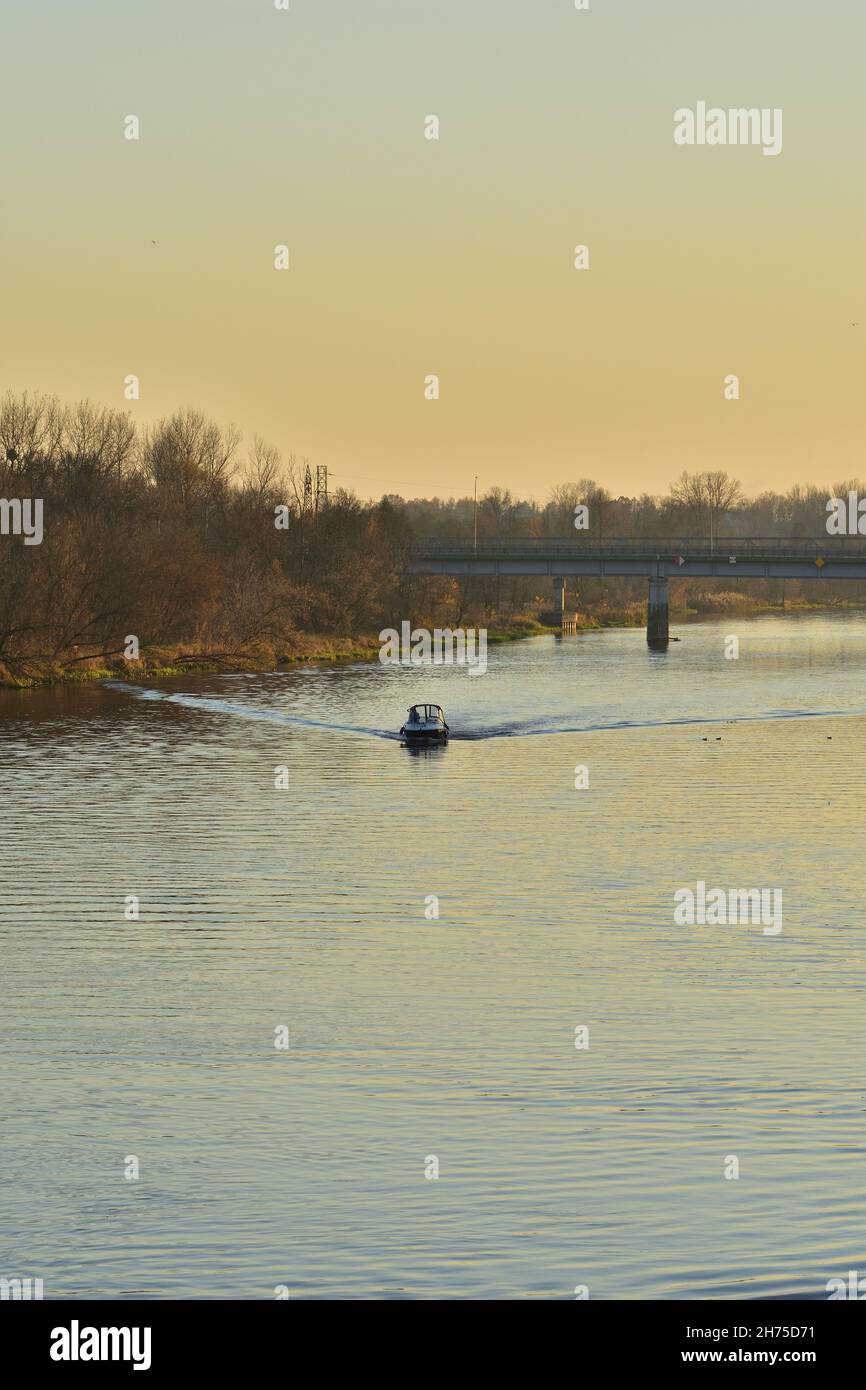 Motoscafo sul fiume in una soleggiata giornata autunnale. Foto Stock