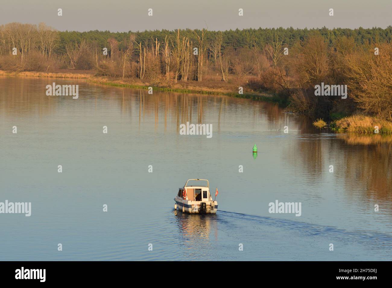 Motoscafo sul fiume in una soleggiata giornata autunnale. Foto Stock