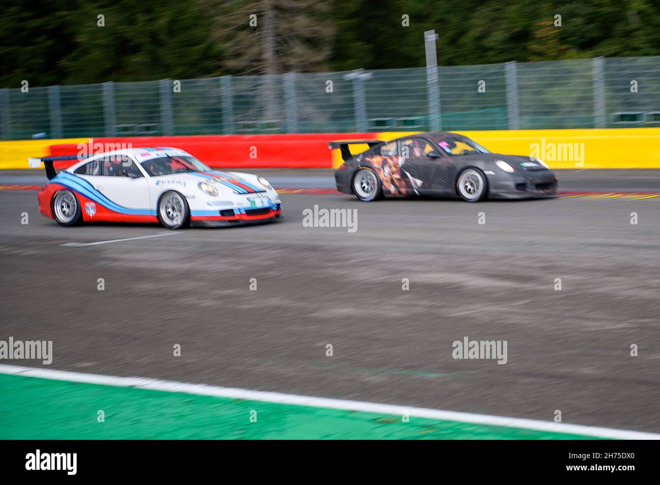 Zwei Porsche 911 GT3 auf Motorsport Rennstrecke Circuit de Spa-Francorchamps, Stavelot Malmedy, Wallonien, Belgien, Europa Foto Stock