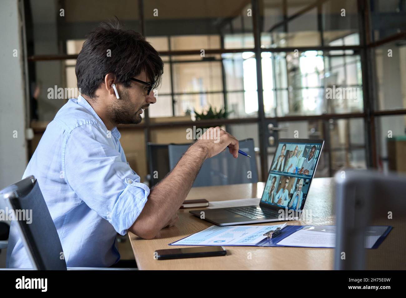 Responsabile aziendale indiano che conduce riunioni di lavoro del team aziendale virtuale. Foto Stock