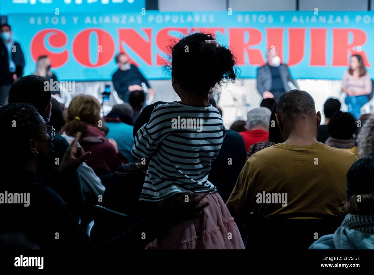 Madrid, Spagna. 20 Nov 2021. Una ragazza vista durante un incontro politico.i leader politici e sindacali spagnoli e brasiliani si incontrano a Madrid per discutere le sfide future dei partiti di sinistra e la necessità di costruire alleanze popolari a livello internazionale per combattere i movimenti di estrema destra. Il forum si è tenuto a Casa America a Madrid. (Foto di Diego Radames/SOPA Images/Sipa USA) Credit: Sipa USA/Alamy Live News Foto Stock