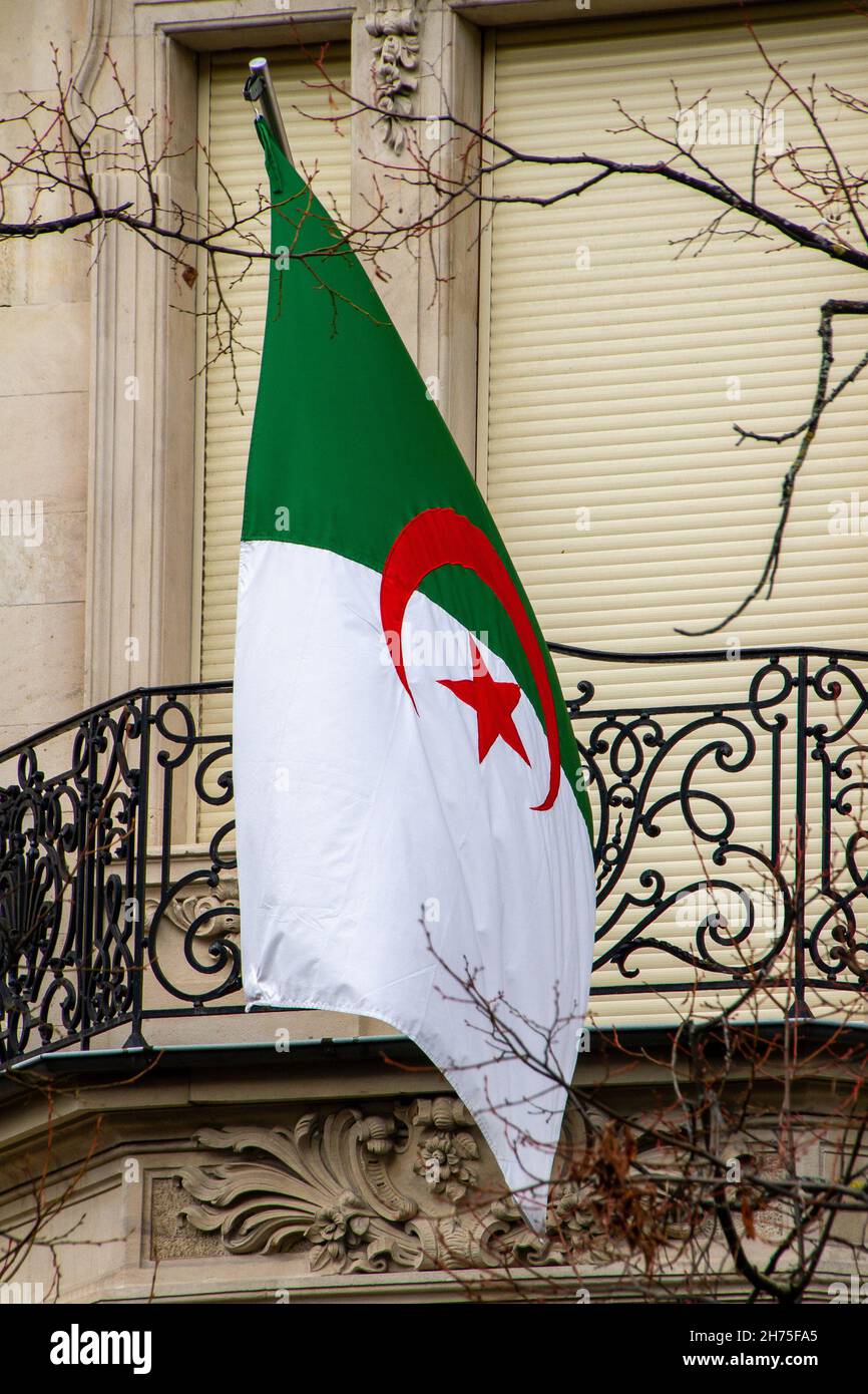 Strasburgo, Francia, 31 ottobre 2021, bandiera dell'Algeria sulla facciata del consolato Foto Stock