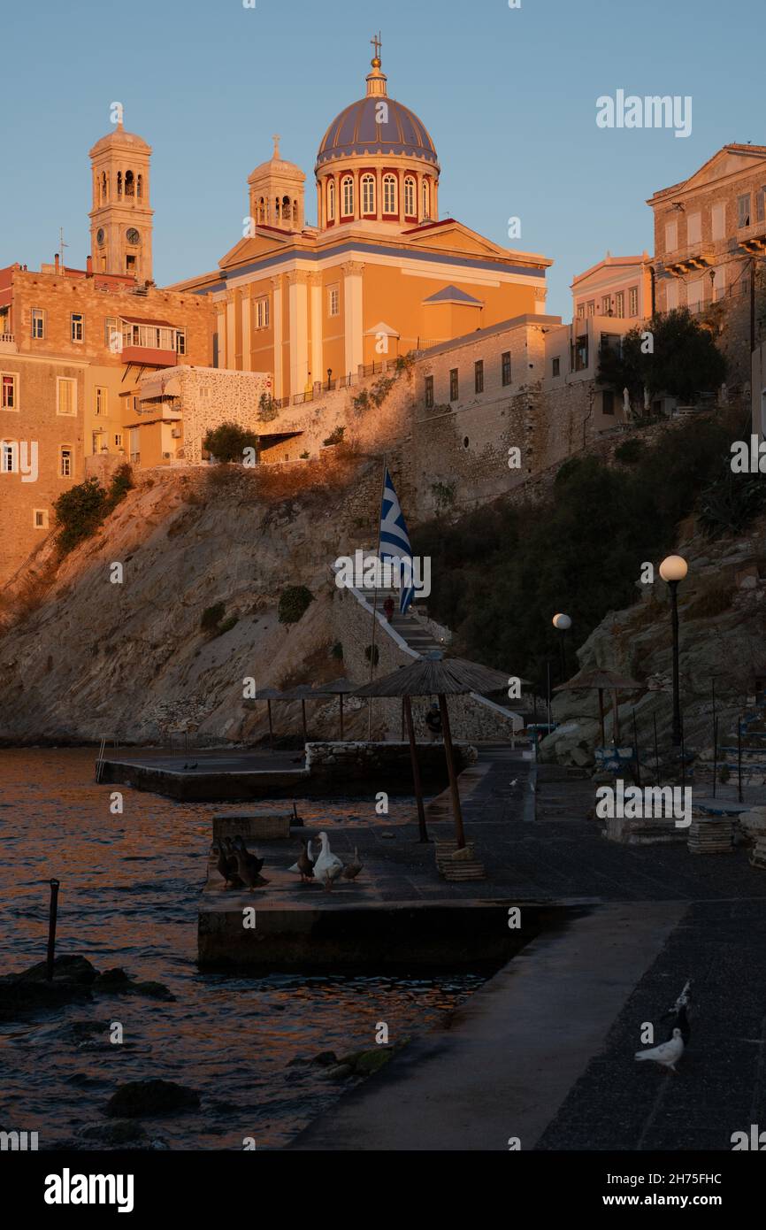 Foto verticale di un'architettura dell'isola di Syros in Grecia Foto Stock