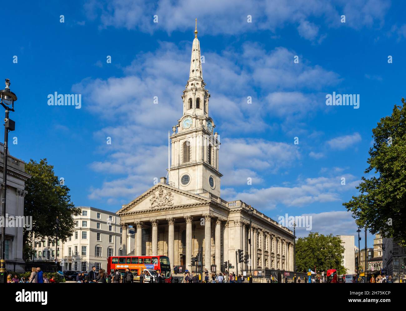 Vista della chiesa di St Martin-in-the-Fields da Trafalgar Square nel centro di Londra WC2 Foto Stock