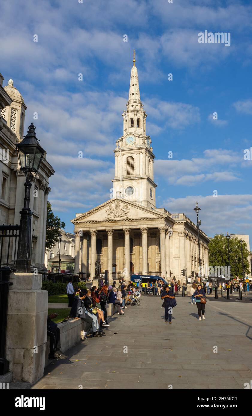 Vista della chiesa di St Martin-in-the-Fields da Trafalgar Square nel centro di Londra WC2 Foto Stock
