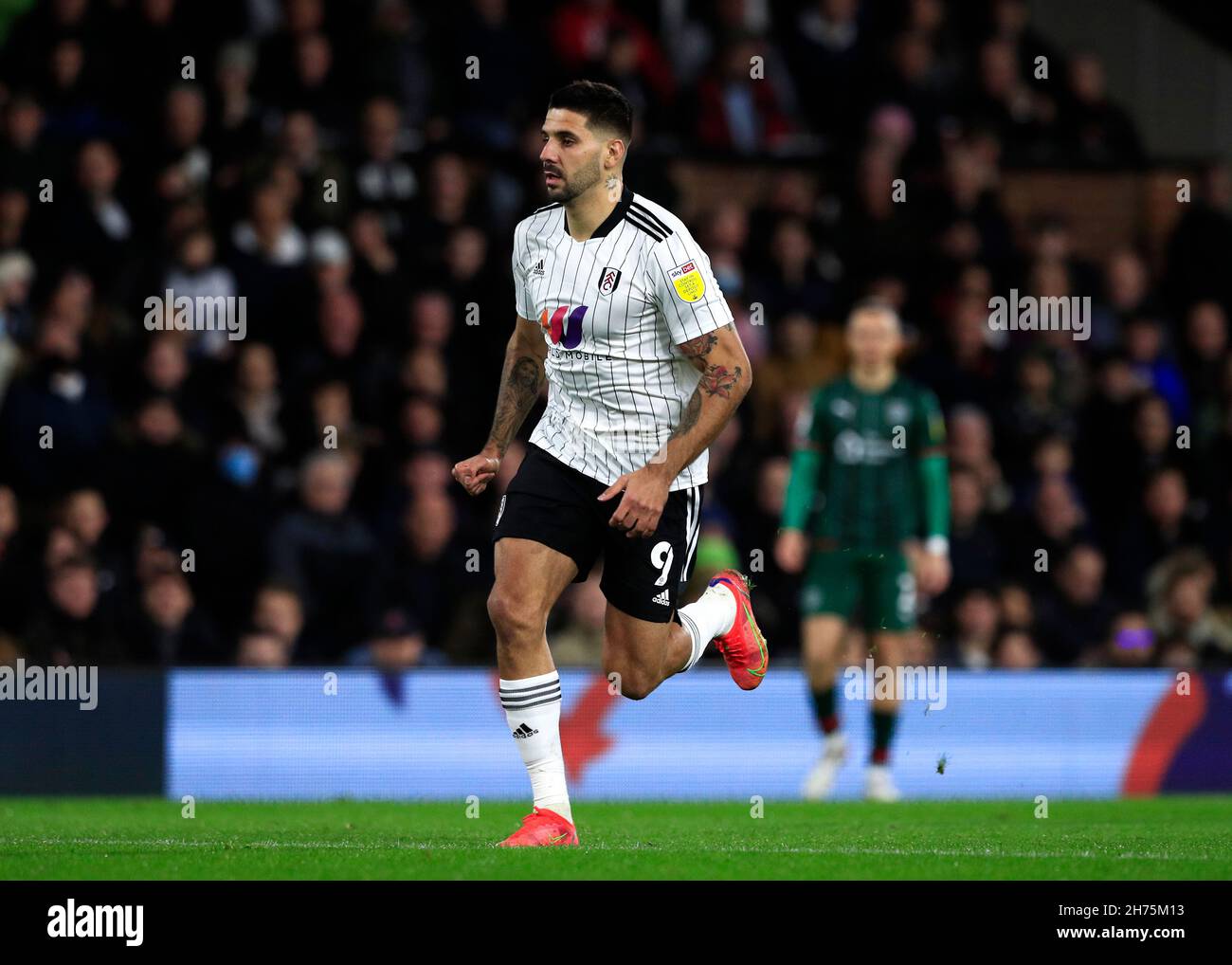 Craven Cottage, Fulham, Londra, Regno Unito. 20 Nov 2021. EFL Championship Football, Fulham Versus Barnsley; Aleksandar Mitrovic of Fulham Credit: Action Plus Sports/Alamy Live News Foto Stock