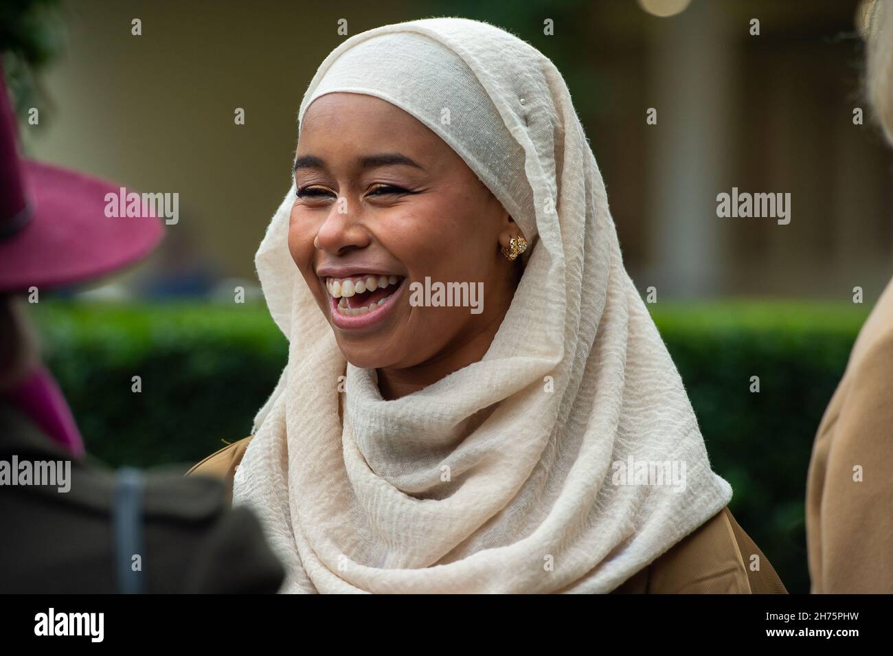 Ascot, Berkshire, Regno Unito. 20 novembre 2021. Khadijah Mellah di Peckham, Londra, che ha fatto la storia come il primo jockey indossando un hijab a vincere in una gara di cavalli britannica competitiva. La sua storia è stata trasmessa in un documentario televisivo chiamato Riding the Dream per la prima volta il 16 novembre 2019. Credit: Maureen McLean/Alamy Live News Foto Stock