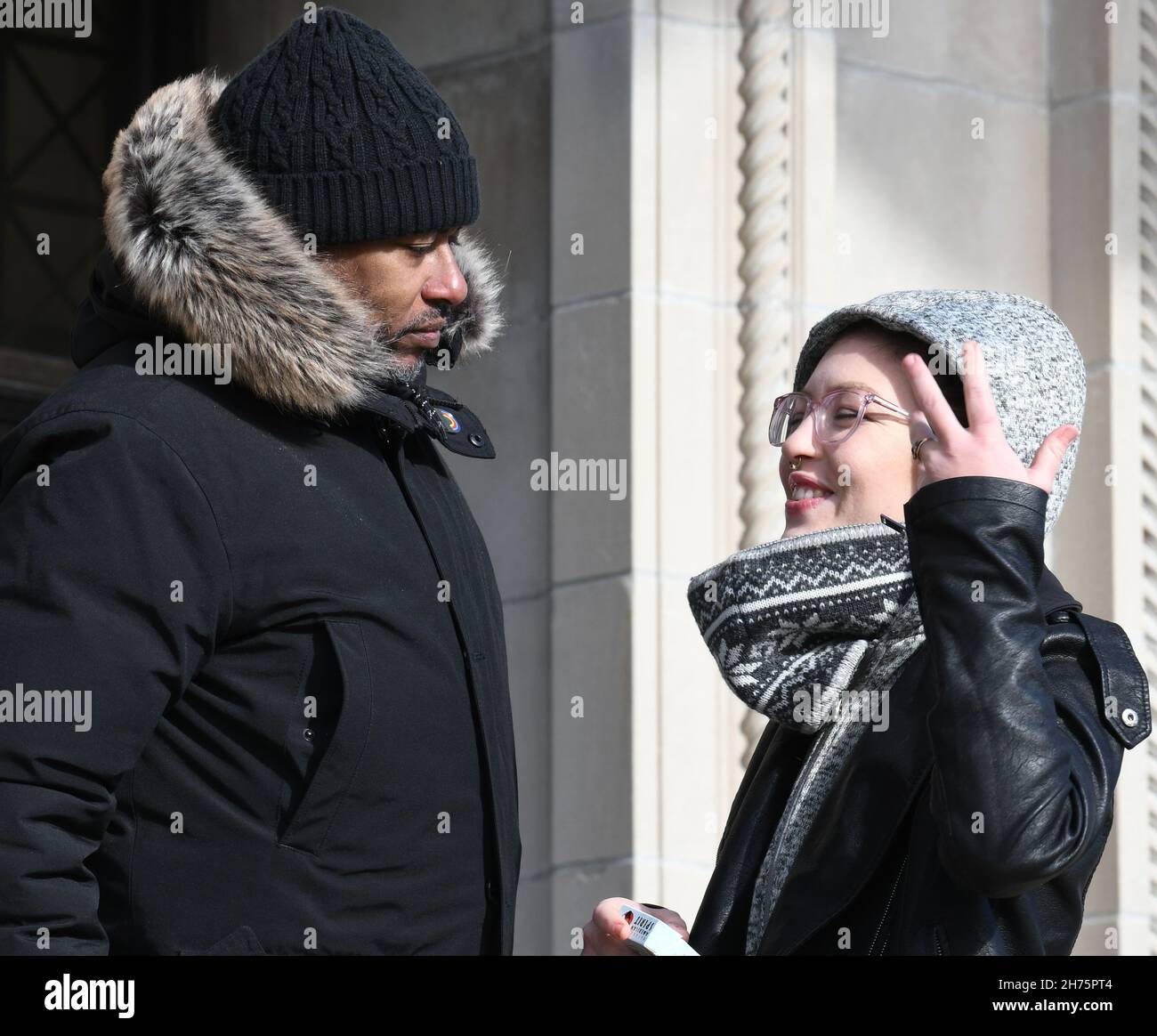 Kenosha, Wisconsin, Stati Uniti. 19 Nov 2021. BISHOP TAVIS GRANT II, National Field Director for Operation Rainbow PUSH Coalition, Left, e HANNAH GITTAINGS, la ragazza di Anthony Huber, sul tribunale passi diverse ore prima dell'assoluzione di Kyle Rittenhouse, Venerdì mattina 19 novembre 2021 fuori dal Kenosha, Wisconsin, tribunale della contea. (Credit Image: © Mark Hertzberg/ZUMA Press Wire) Foto Stock