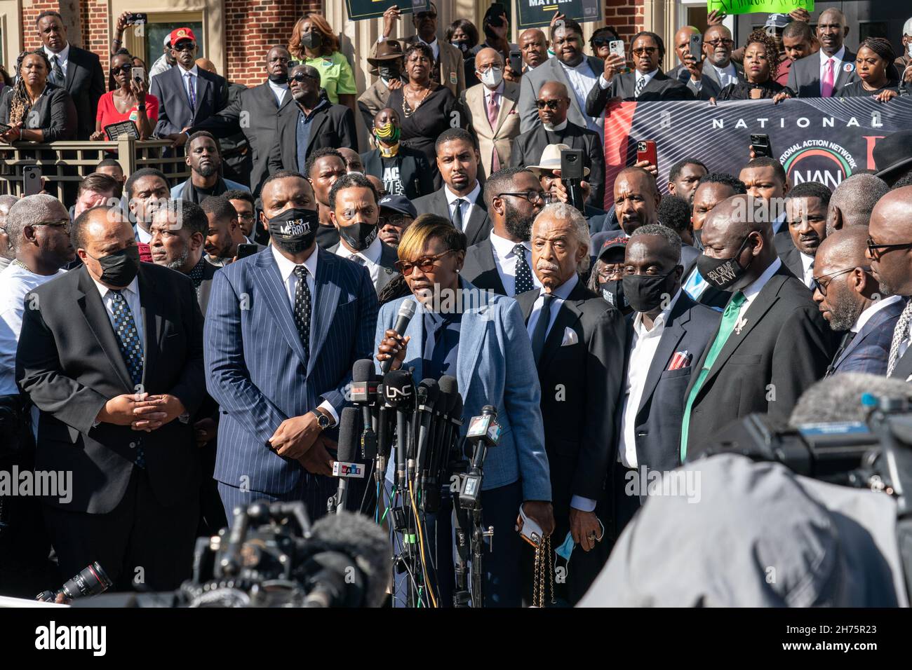 Wanda Cooper-Jones madre di Jogger ucciso Ahmaud Arbery, centro, si rivolge a più di 500 pastori neri e sostenitori riuniti al di fuori del tribunale della contea di Glynn 18 novembre 2021 a Brunswick, Georgia. Il processo degli imputati Greg McMichael, Travis McMichael, e un vicino, William 'Roddie' Bryan continuò all'interno del tribunale. Foto Stock