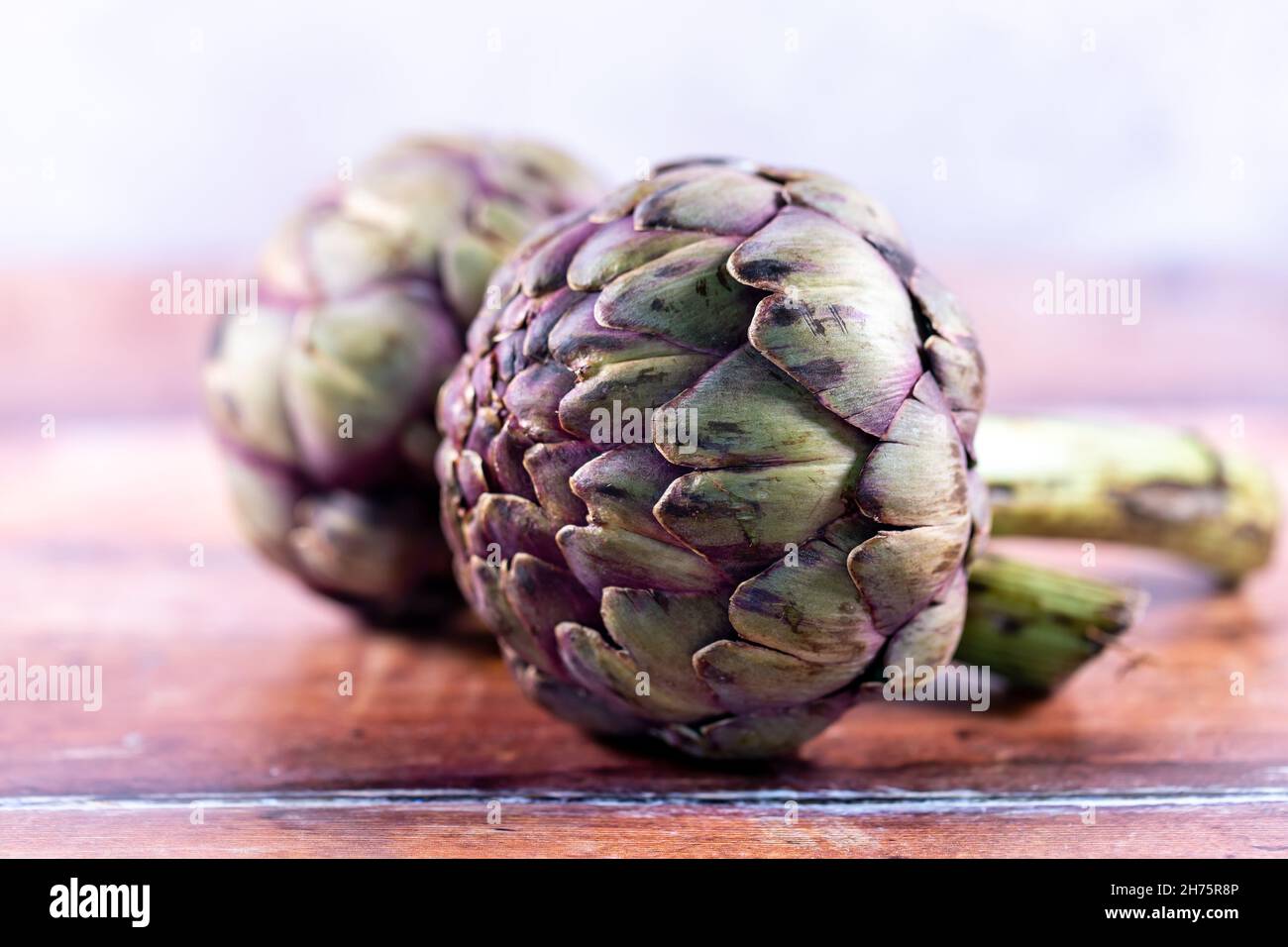 Carciofi interi a globo non cotti, con fuoco selettivo Foto Stock