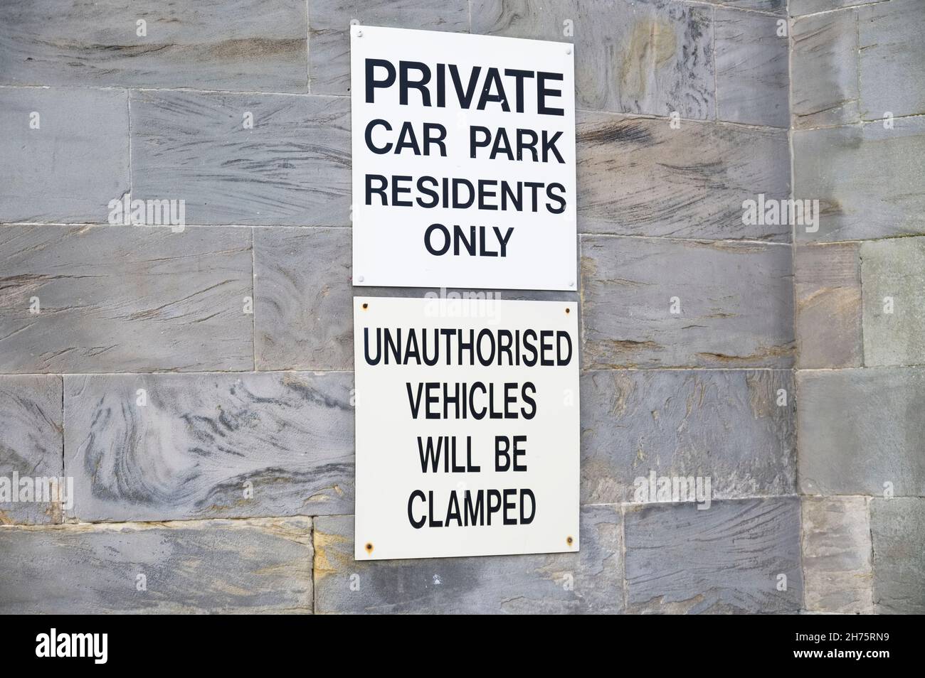 Parcheggio privato non disponibile per i residenti Foto stock - Alamy