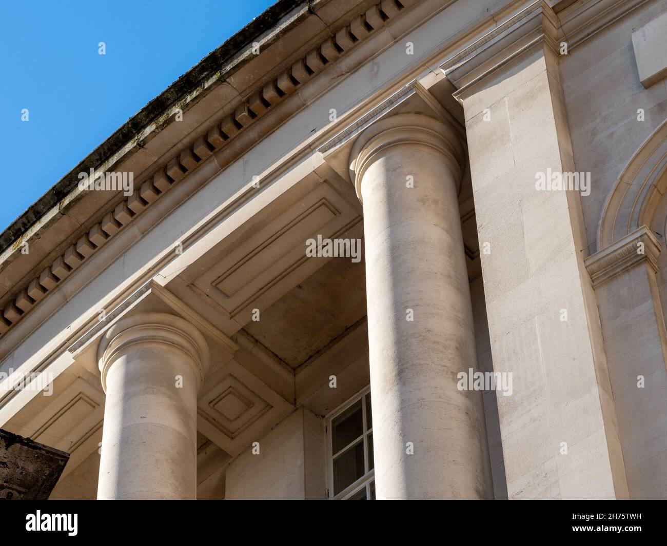 colonne di pietra sull'edificio che mostrano forza e sostegno Foto Stock