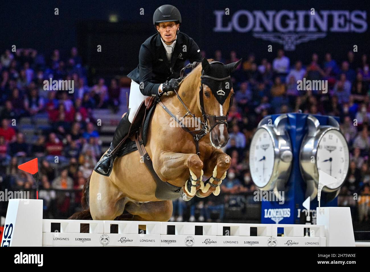 Praga, Repubblica Ceca. 20 Nov 2021. Henrik von Eckermann di Svezia con il cavallo King Edvard compete durante il Global Champions Prague Playoffs show jumping Super Grand Prix finale a Praga, Repubblica Ceca, 20 novembre 2021. Credit: Vit Simanek/CTK Photo/Alamy Live News Foto Stock