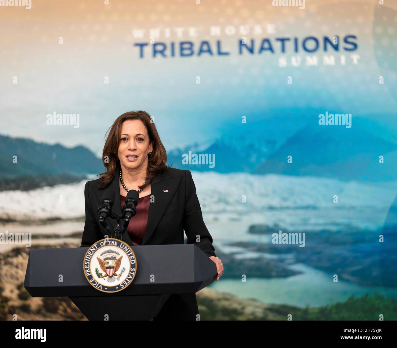 Washington, Stati Uniti d'America. 17 novembre 2021. Washington, Stati Uniti d'America. 17 novembre 2021. Il Vice Presidente degli Stati Uniti Kamala Harris consegna un indirizzo virtuale al White House Tribal Nations Summit tramite video link nell'Eisenhower Executive Office Building Ceremonial Office 17 novembre 2021 a Washington, DC Credit: Planetpix/Alamy Live News Foto Stock