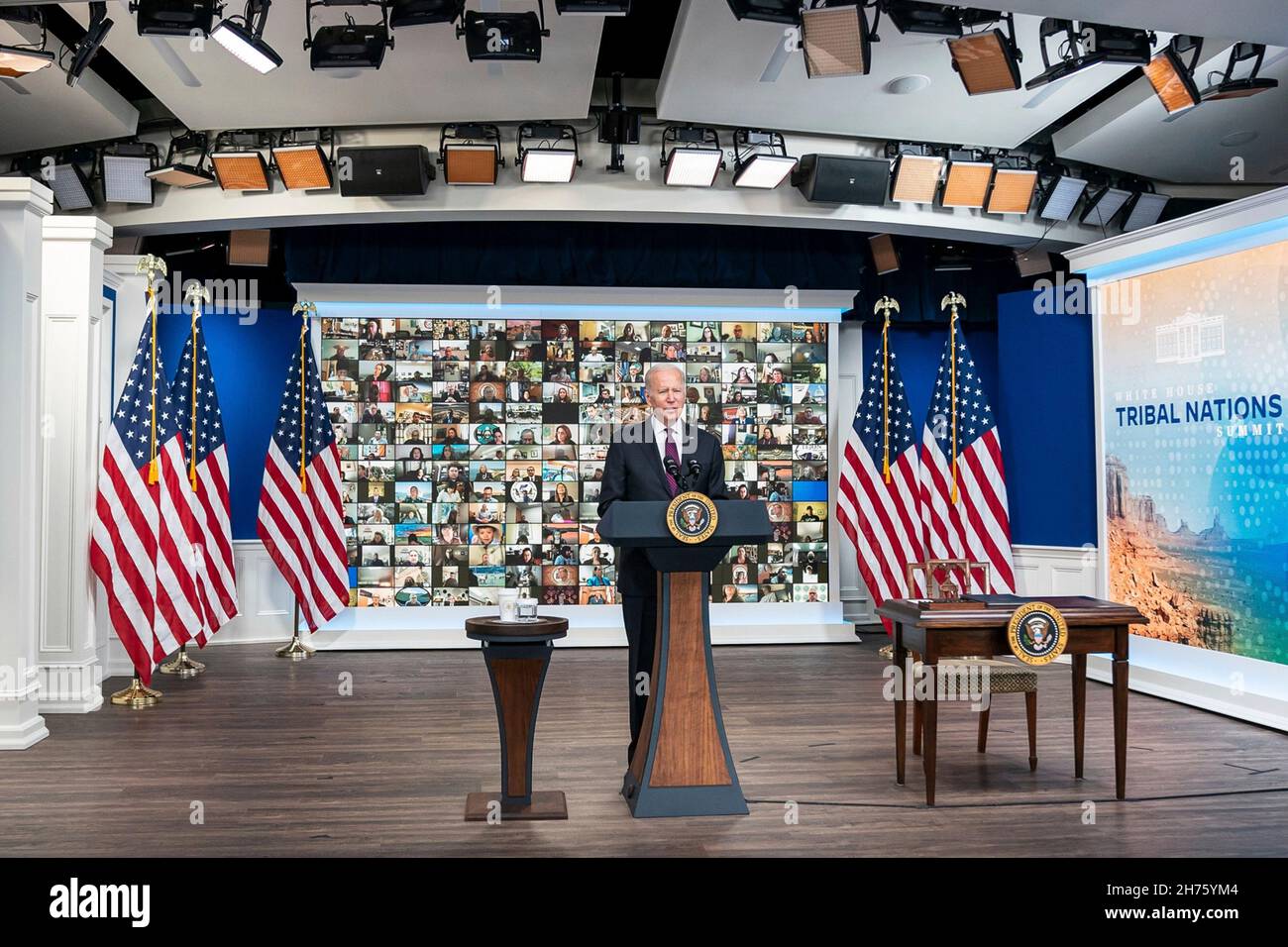 Washington, Stati Uniti d'America. 17 novembre 2021. Washington, Stati Uniti d'America. 17 novembre 2021. Il Presidente degli Stati Uniti Joe Biden consegna un indirizzo virtuale al White House Tribal Nations Summit tramite collegamento video nell'Eisenhower Executive Office Building Ceremonial Office 17 novembre 2021 a Washington, DC Credit: Planetpix/Alamy Live News Foto Stock