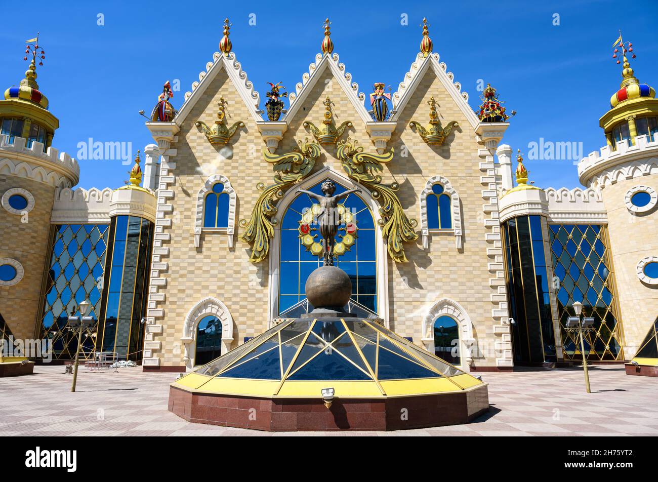 Tatar state puppet teatro Ekiyat, Kazan, Tatarstan, Russia. E' un punto di riferimento di Kazan. Vista frontale di un bellissimo edificio, palazzo da favola per bambini Foto Stock