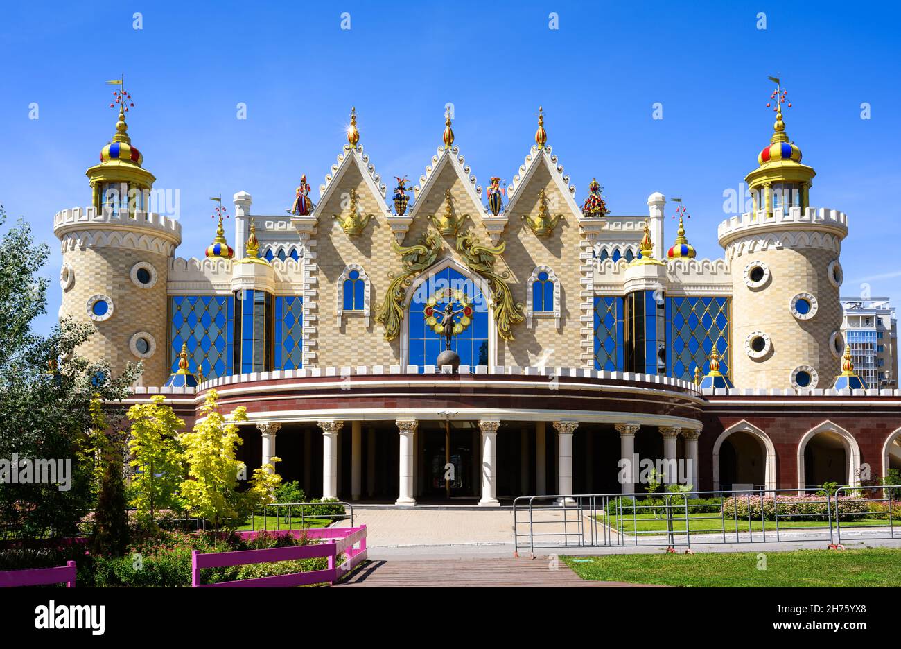 Tatar state puppet teatro Ekiyat, Kazan, Tatarstan, Russia. E' un punto di riferimento di Kazan. Vista frontale di un bellissimo edificio, palazzo da favola per bambini Foto Stock