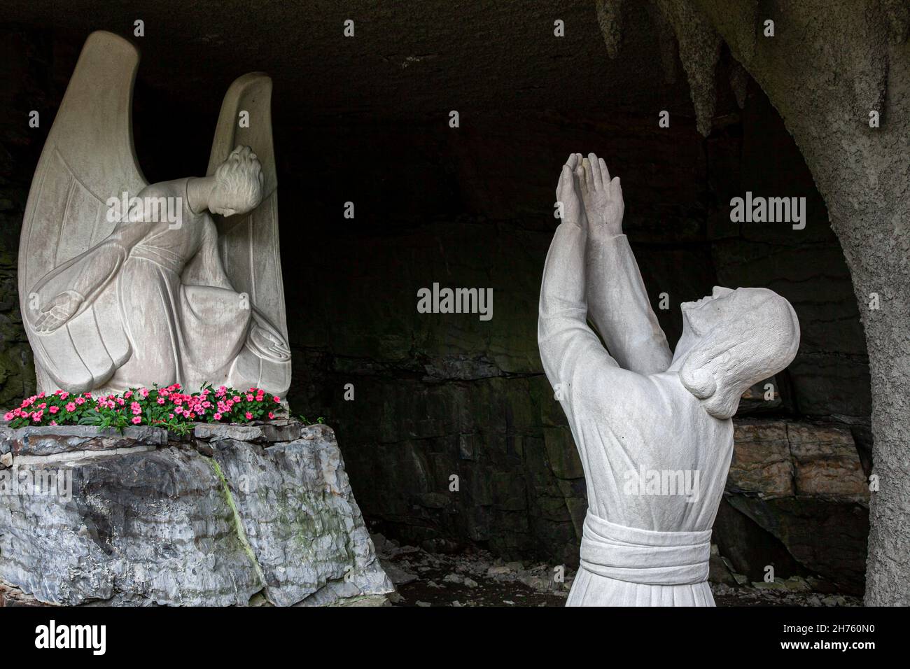 Montreal, Quebec, Canada, luglio 2012 - statue sante nella grotta alla 'stazione della croce' a piedi presso l'oratorio di St Joseph Foto Stock