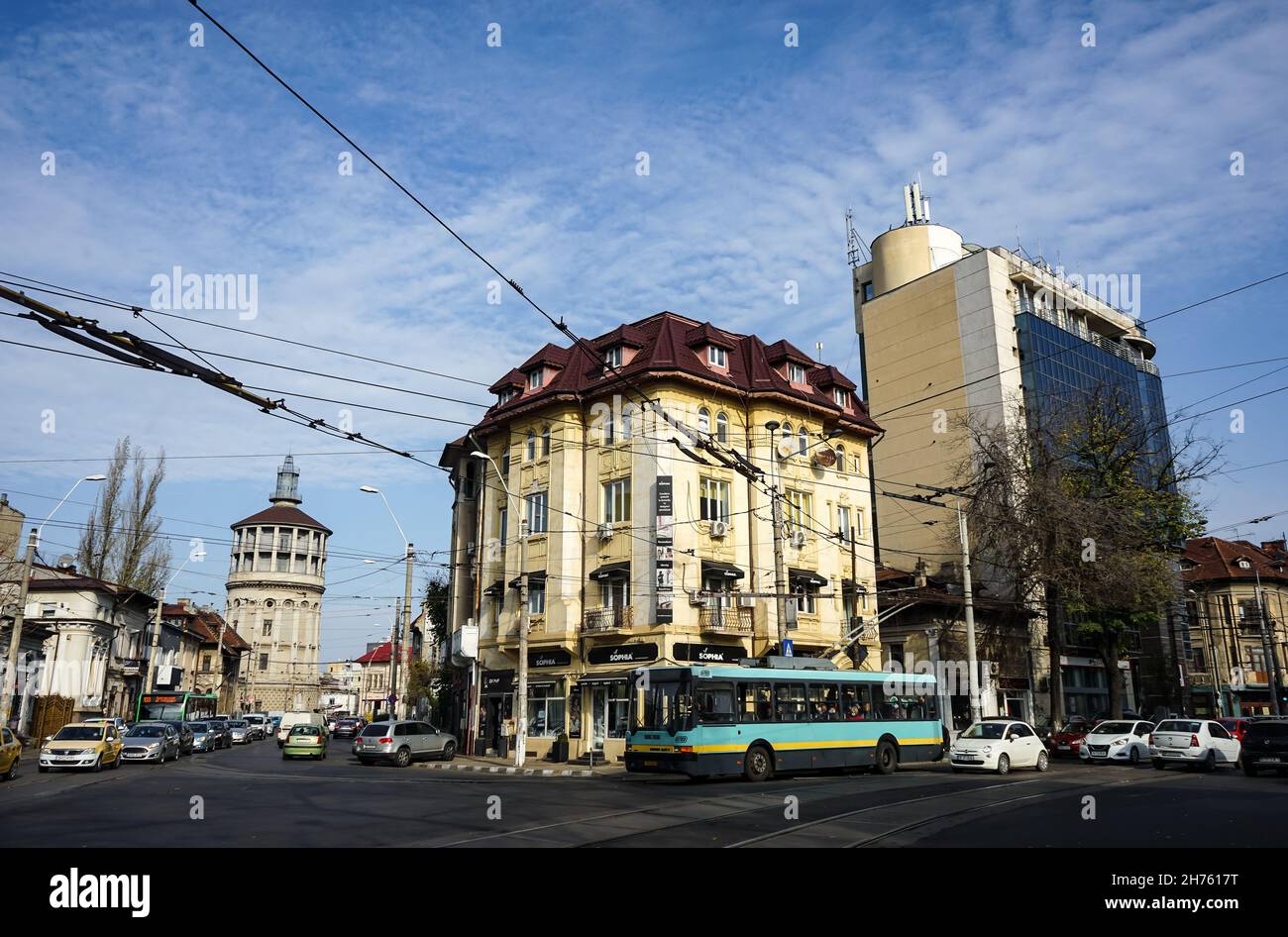 Bucarest, Romania - 18 novembre 2021: Foisorul de foc, la torre dei vigili del fuoco, costruita nel 1890, è un edificio alto 42 metri che è stato utilizzato in passato come obs Foto Stock