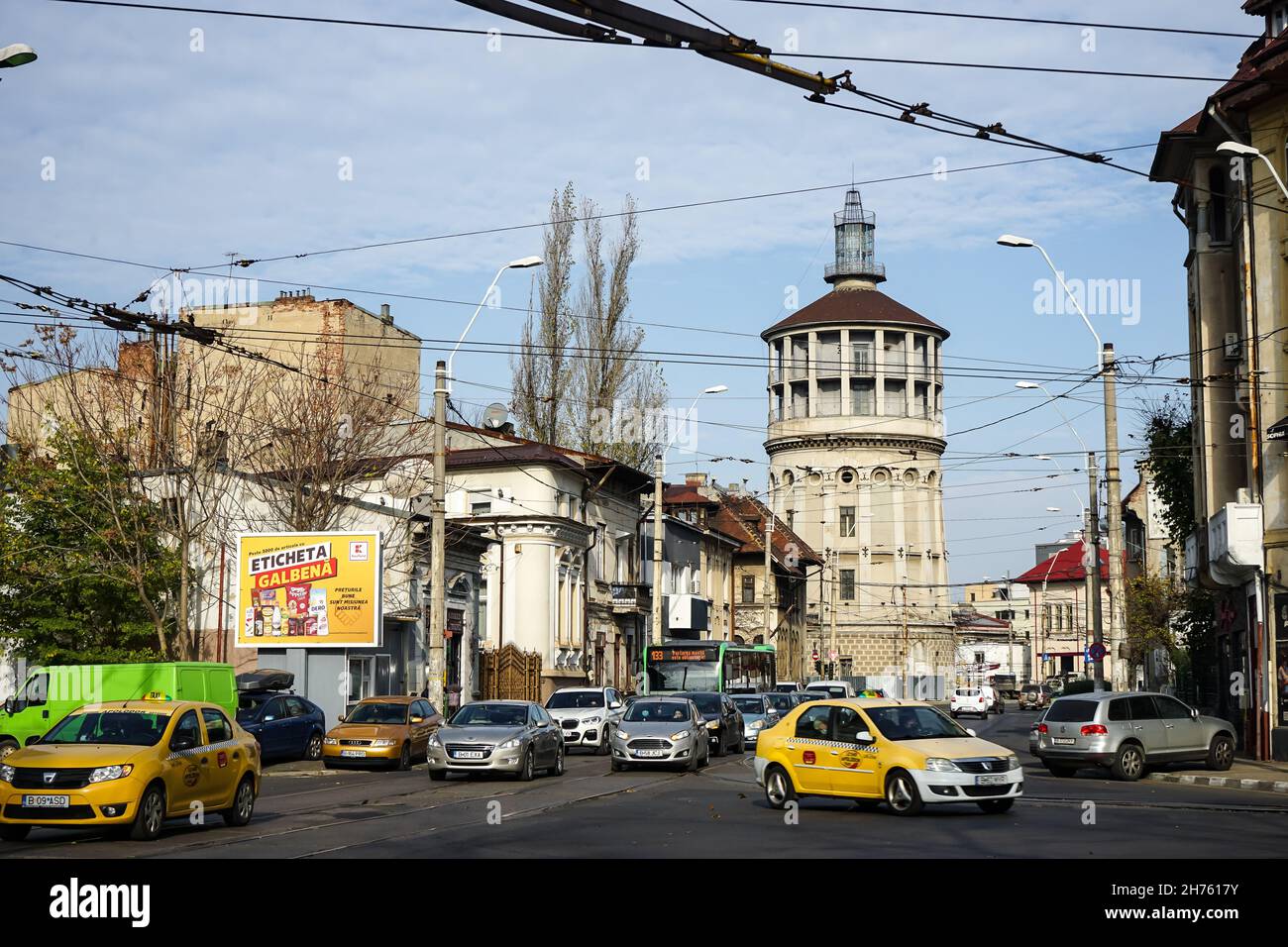 Bucarest, Romania - 18 novembre 2021: Foisorul de foc, la torre dei vigili del fuoco, costruita nel 1890, è un edificio alto 42 metri che è stato utilizzato in passato come obs Foto Stock