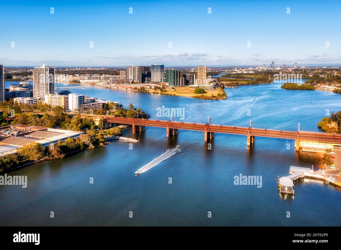 Ponte John Whitton sul fiume Parramatta tra Meadowbank e Wentworth Point - veduta aerea del paesaggio urbano. Foto Stock