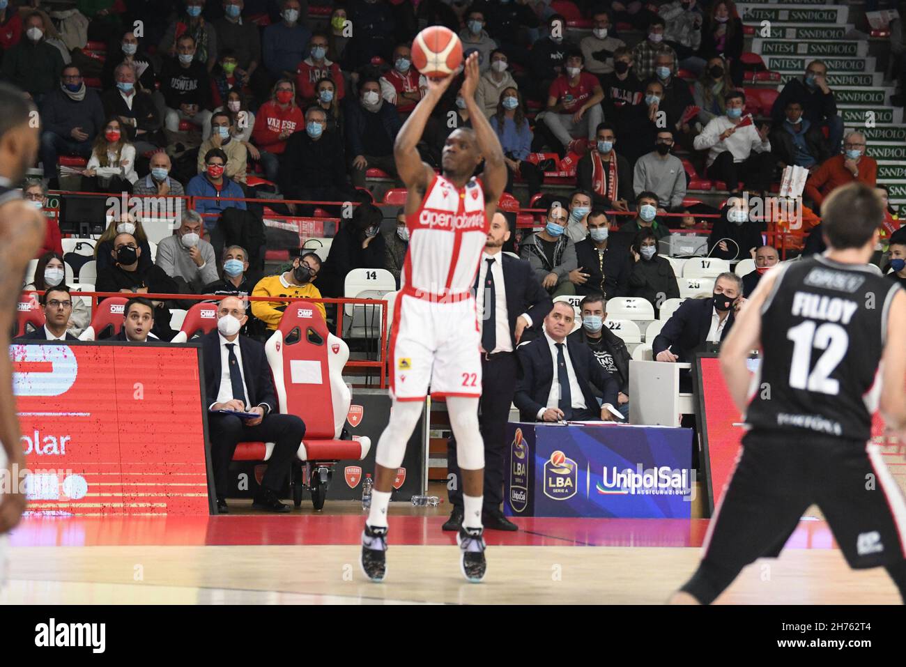 22	Jalen Jones OpenJobMetis Varese durante la partita del Campionato Italiano LBA tra Openjobmetis Varese e Bertram Dutthona Tortona, a Varese, il 20 novembre 2021. Foto Stock
