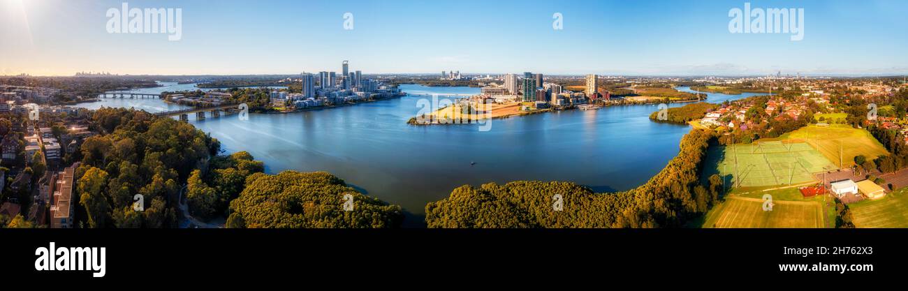 Dal CBD di Sydney al CBD di Parramatta ampio panorama aereo sul fiume Parramatta a Meadowbank. Foto Stock