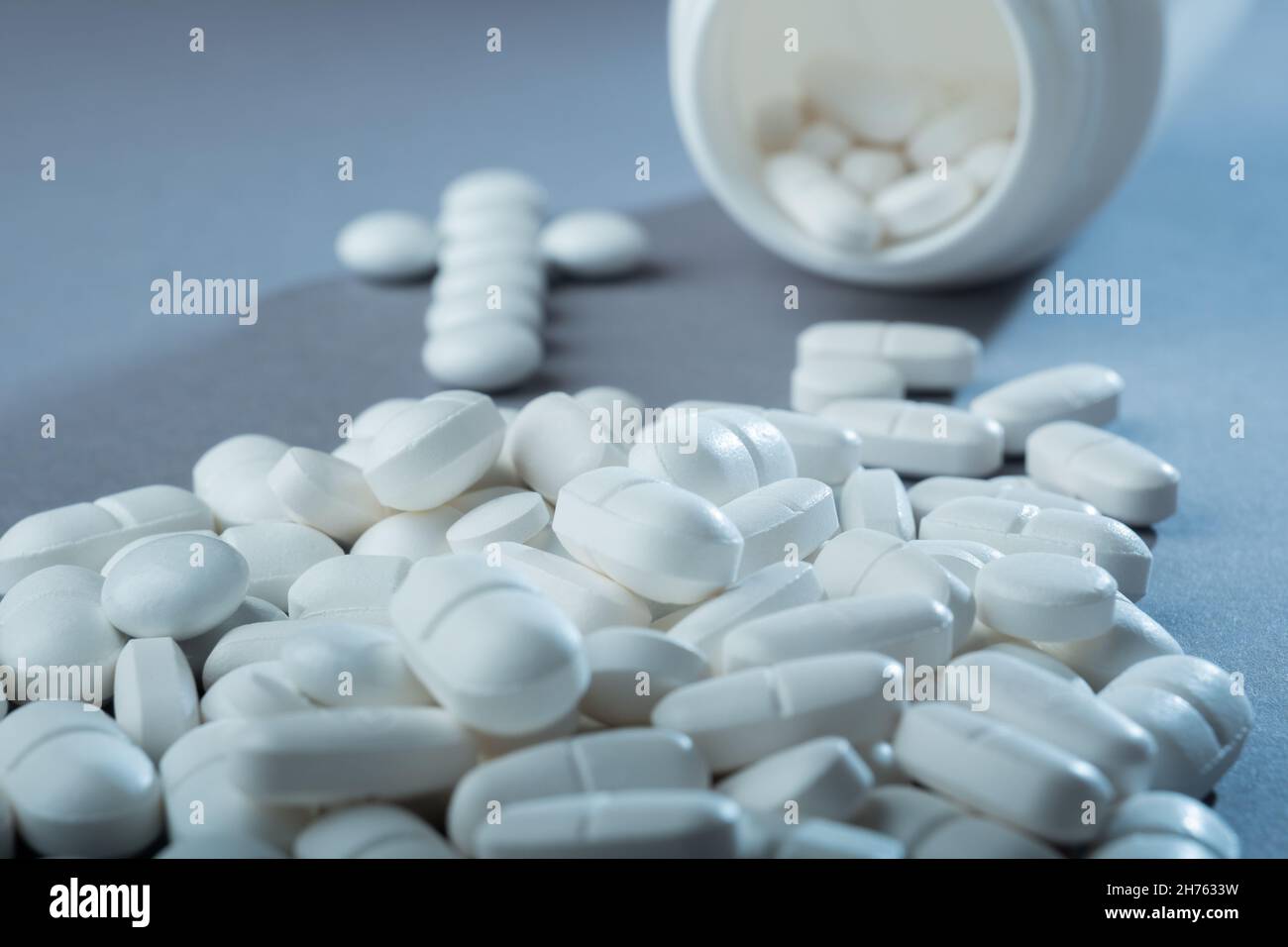 Helsinki / Finlandia - 20 NOVEMBRE 2021: Concetto di overdose di pillola. Abuso di droga. Morte. Foto Stock