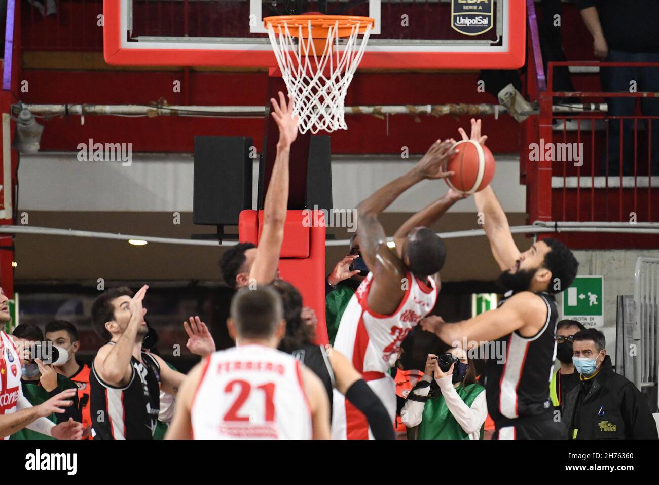 22	Jalen Jones OpenJobMetis Varese durante la partita del Campionato Italiano LBA tra Openjobmetis Varese e Bertram Dutthona Tortona, a Varese, il 20 novembre 2021. Foto Stock