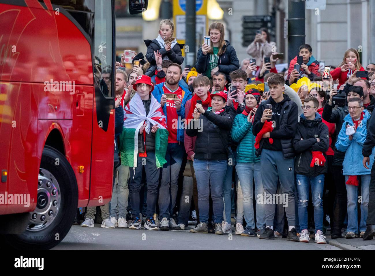 CARDIFF, GALLES - NOVEMBRE 20: Il coach del Galles arriva nel centro di Cardiff, davanti alla partita di rugby Galles/Australia al Principato Stadiu Foto Stock