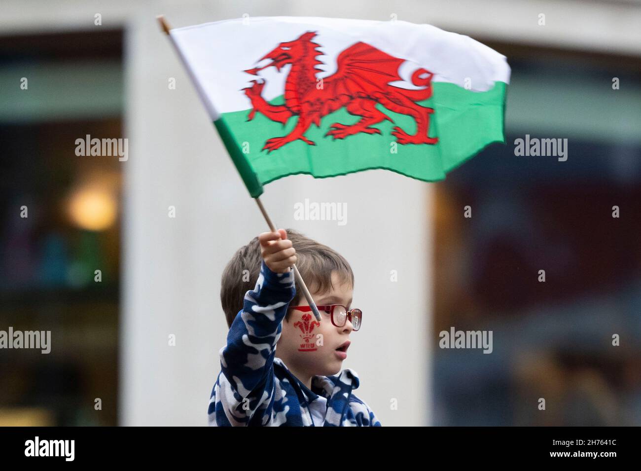 CARDIFF, GALLES - NOVEMBRE 20: Un fan del Galles sventola una bandiera del Galles nel centro di Cardiff, davanti alla partita di rugby Galles contro Australia al Principato Stad Foto Stock