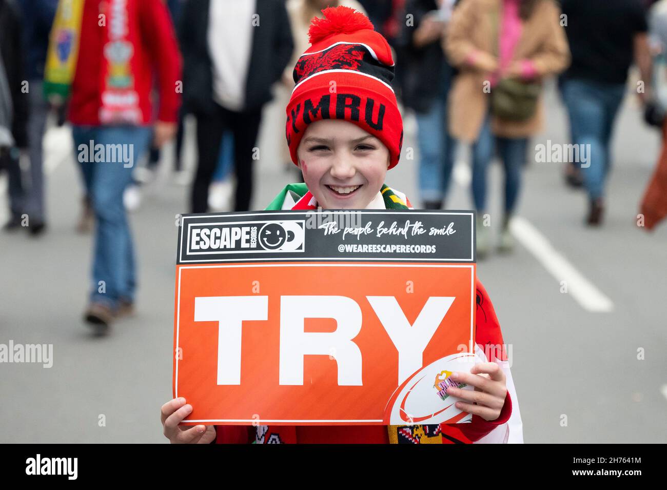 CARDIFF, GALLES - NOVEMBRE 20: Un giovane fan del Galles ha un cartello che dice ÒTryÓ nel centro di Cardiff, davanti alla partita di rugby Galles contro Australia al Foto Stock