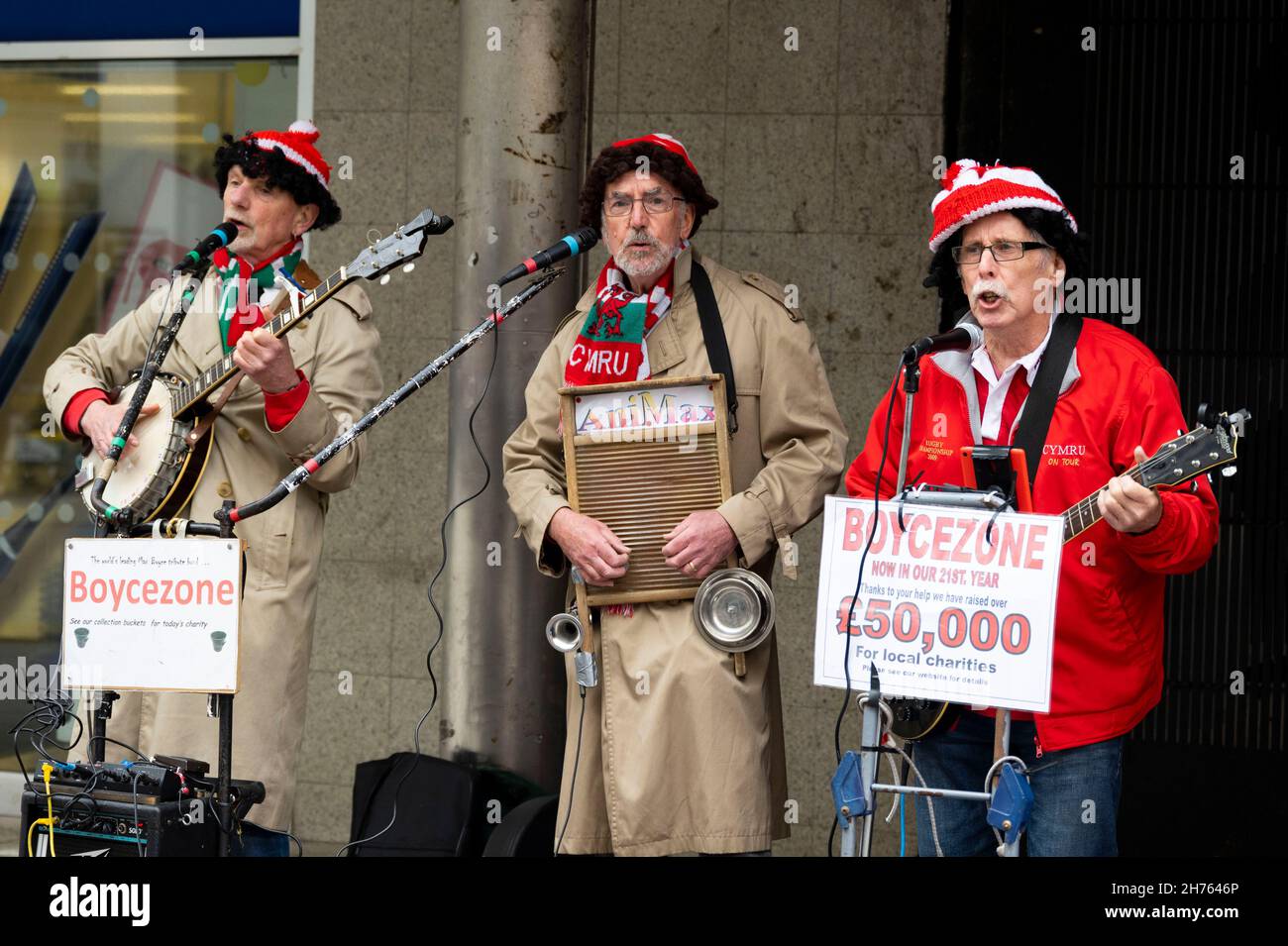 CARDIFF, GALLES - NOVEMBRE 20: Boycezone si esibisce su Queen Street davanti alla partita di rugby Galles/Australia al Principato Stadium il 20 Novembre, Foto Stock