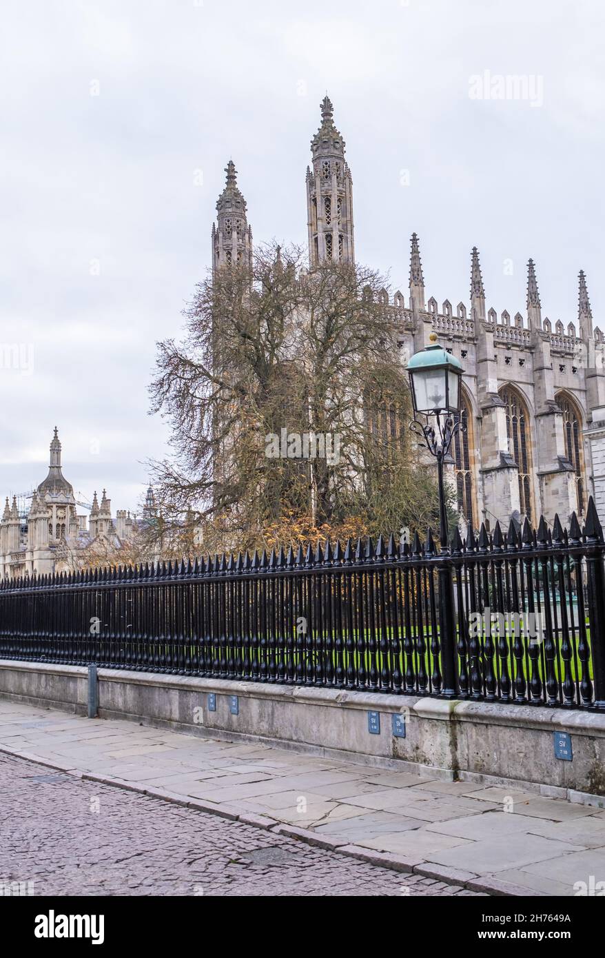 Cambridge, Cambridgeshire, Regno Unito – Novembre 16 2021. Antica cappella o cattedrale dietro un cancello di metallo nel centro della città Foto Stock