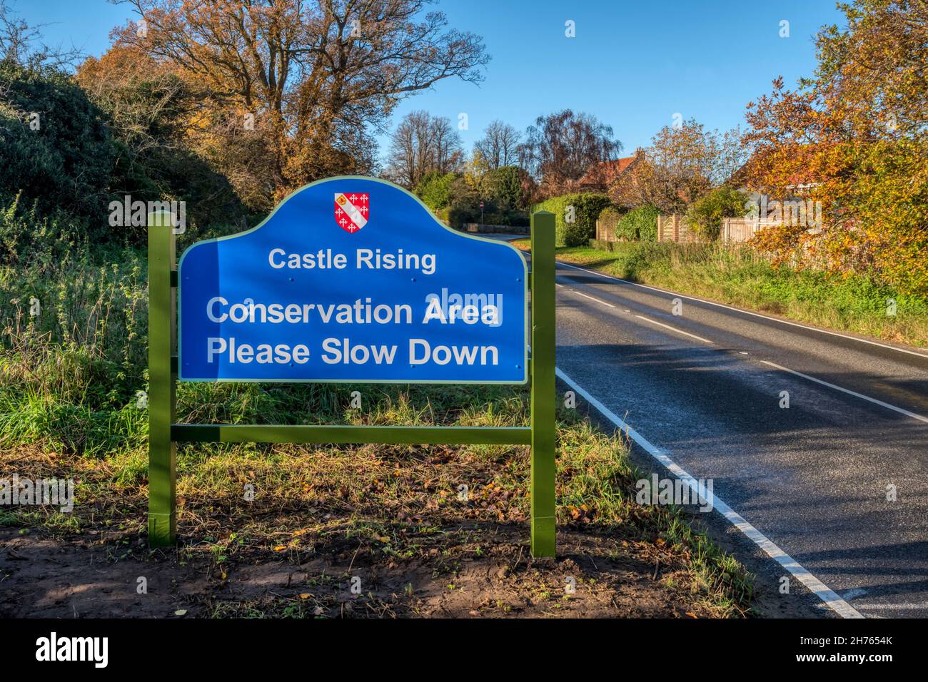 Cartello Reading Conservation Area Please Slow down on entry to the Village of Castle Rising in Norfolk. Foto Stock